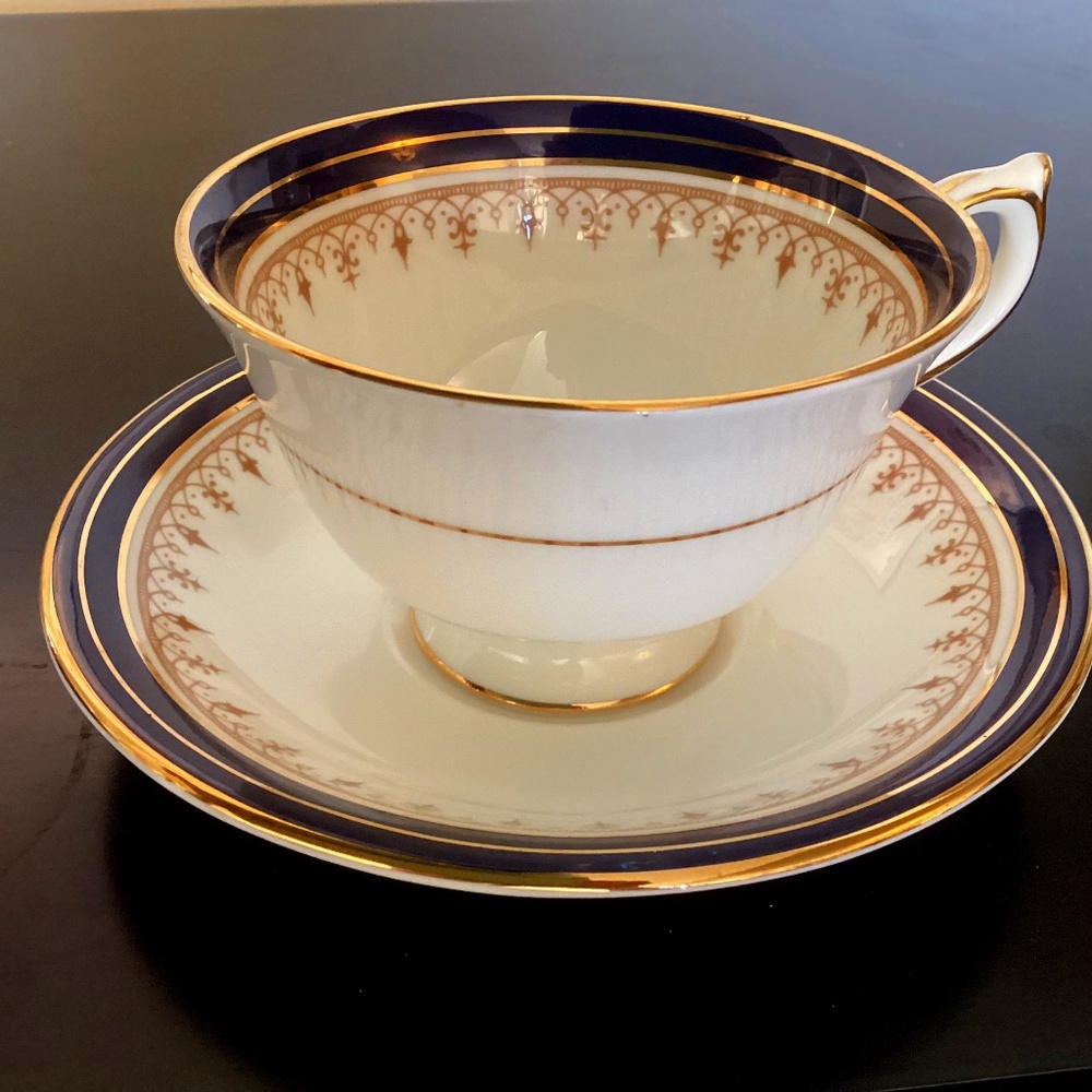 LEIGHTON COBALT 8 1/4” Aynsley cup and saucer, 1646 Beautiful condition England